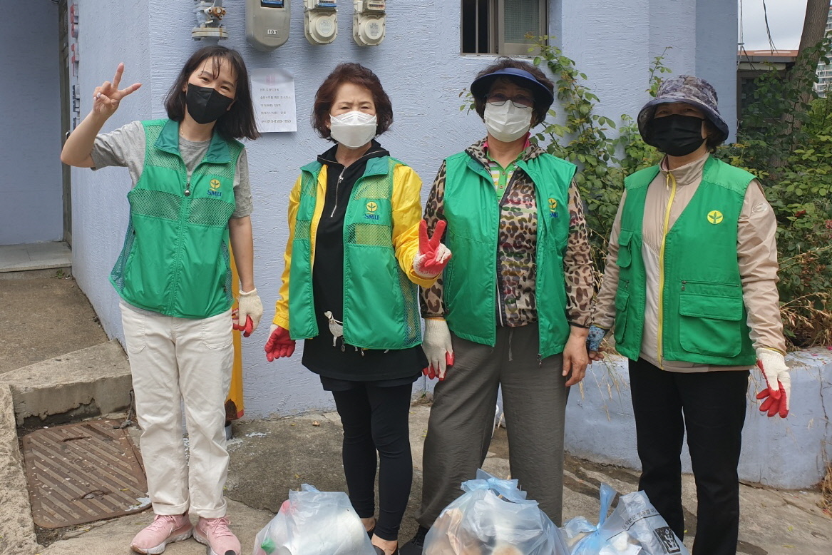 경주시 황성동 새마을부녀회는 지난 15일 황성동 시가지에서 환경정비 활동에 나섰다.