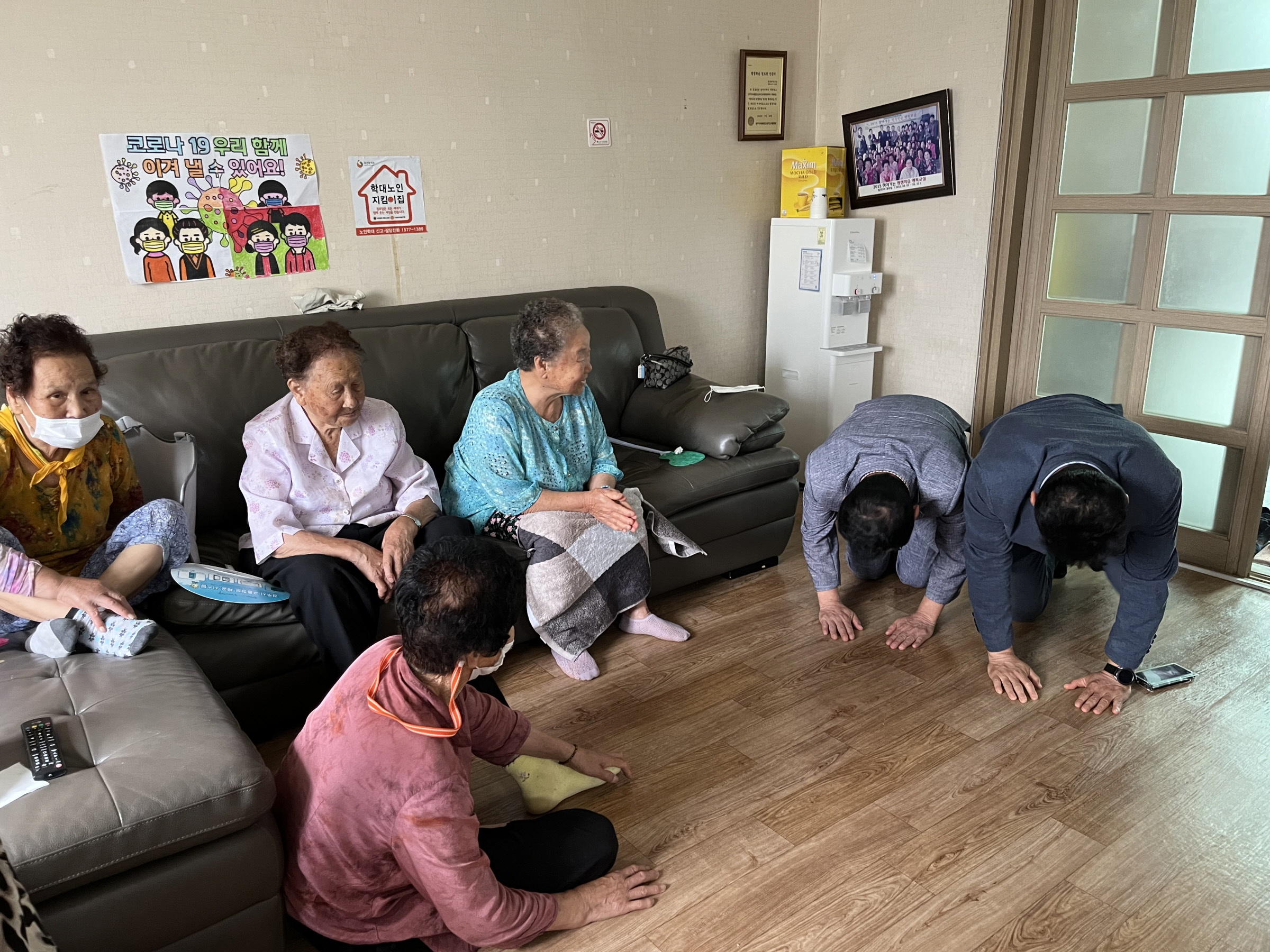 이태익 경주시 천북면장과 정원기 시의원이 6일 경로당에서 어르신들에게 큰절로 올리며 인사를 하고 있다