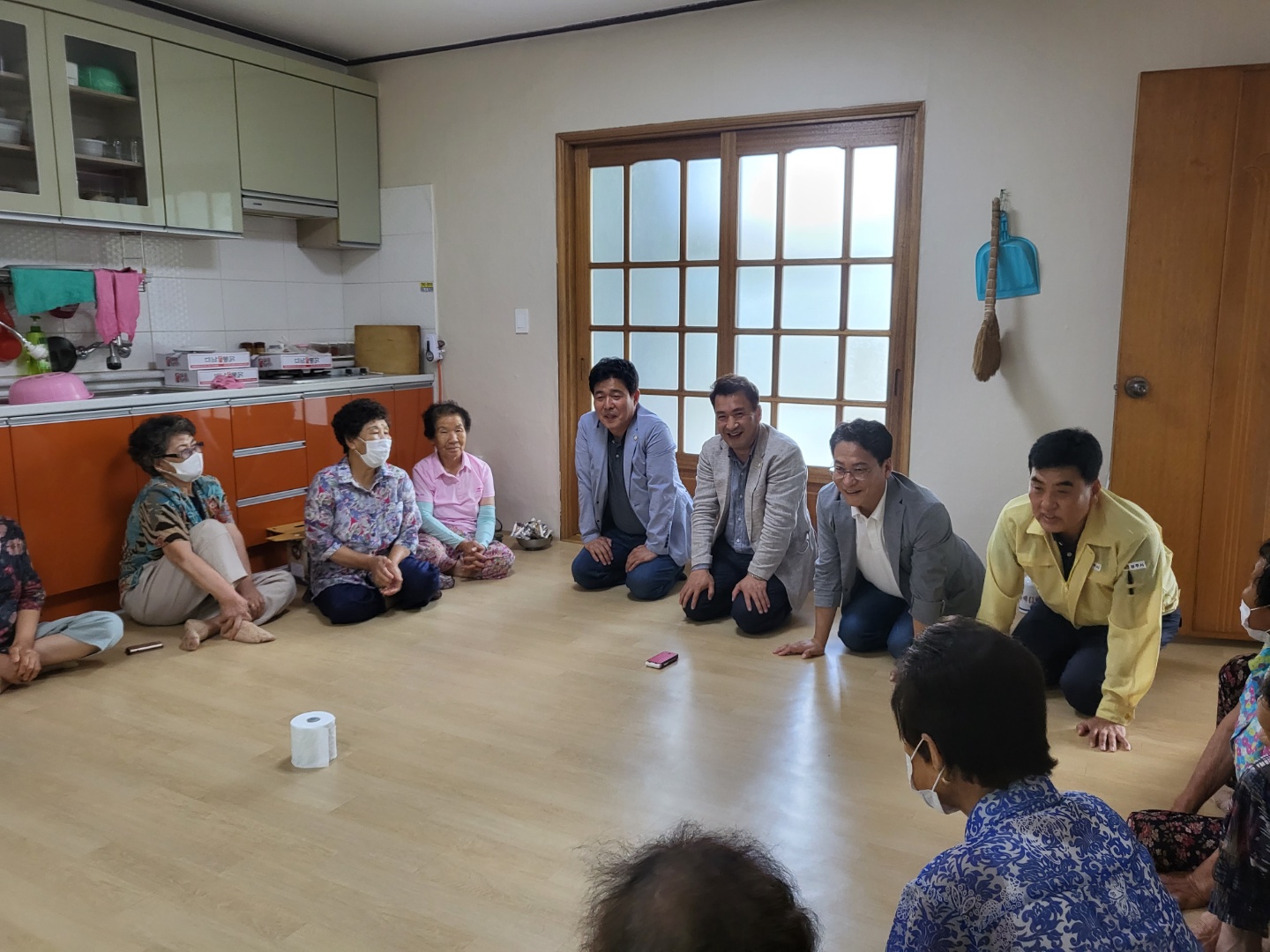 금대호 경주시 현곡면장이 경로당이 방문해 어르신들의 안부를 확인하며 대화를 나누고 있다