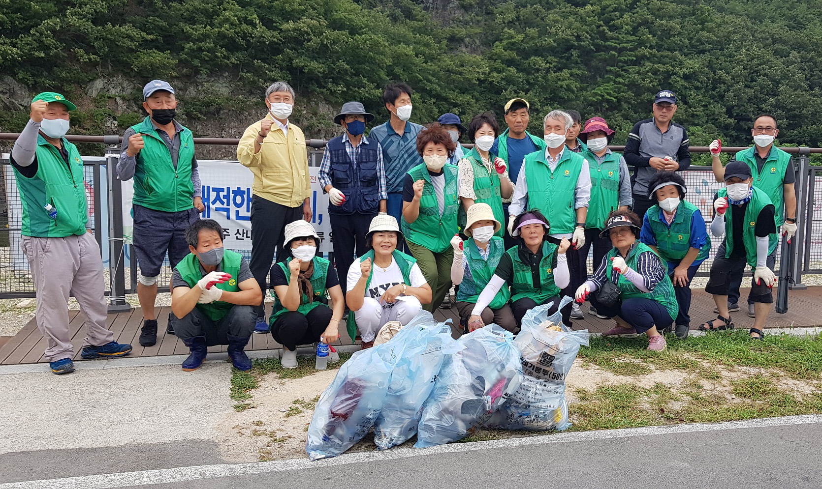 10일 경주시 산내면 동창천 일대서 진행된 하계 휴가철 환경정비를 마친 후 경주시 건천읍 새마을 회원들이 기념촬영을 하고 있다