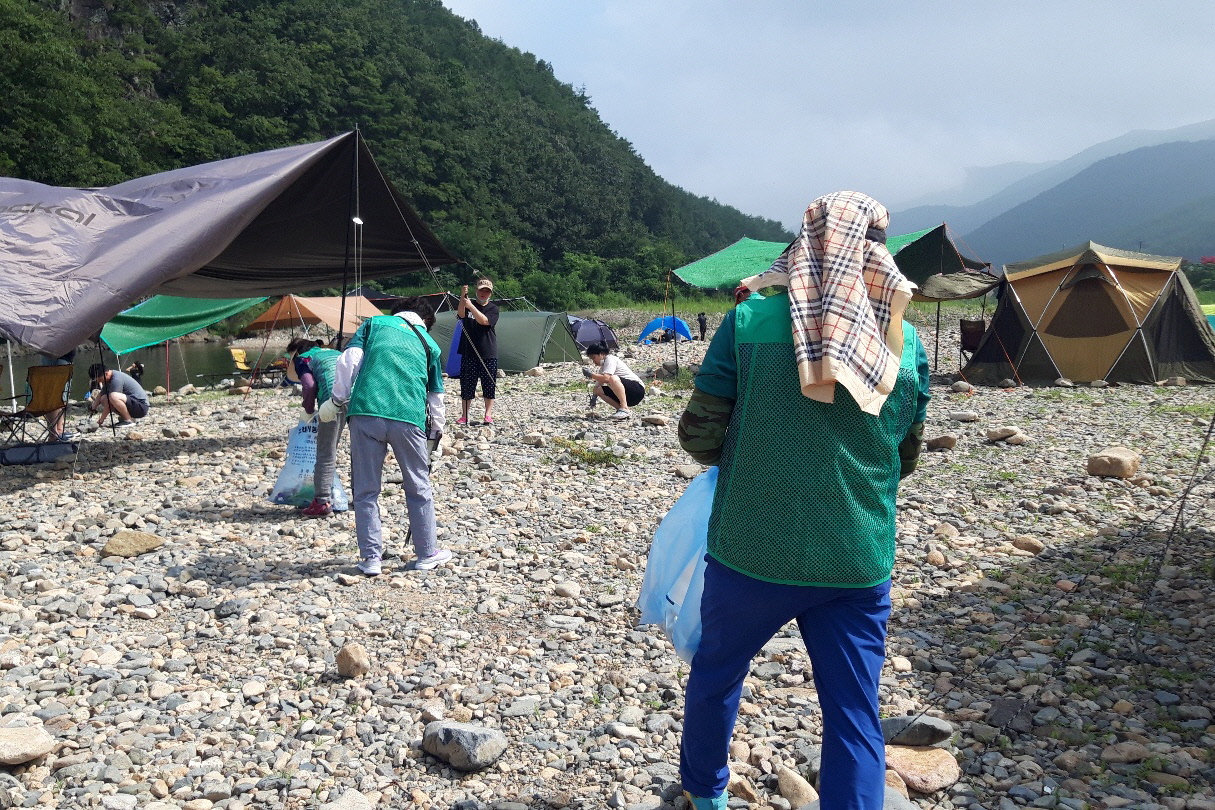 경주시 천북면 새마을협의회와 새마을부녀회 회원들이 29일 경주시 산내면 소재 동창천에서 환경정화활동을 진행하고 있다