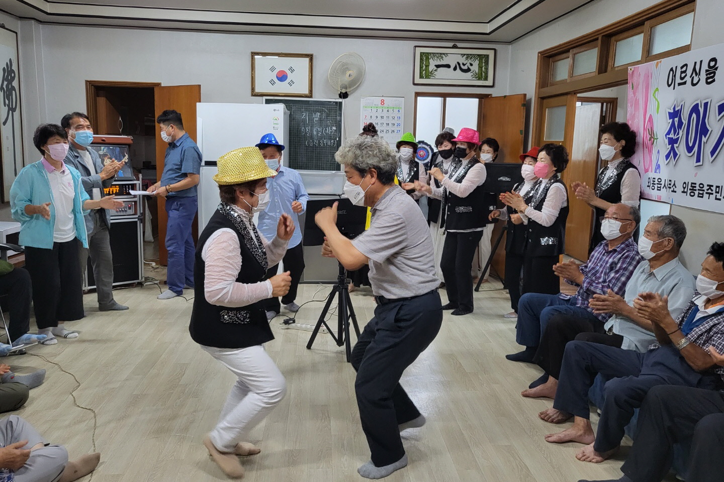 경주시 외동신바람재능봉사단은 20일 외동읍 방어리 분회경로당에서 어르신을 위한 ‘찾아가는 노래 공연’을 진행하고 있다