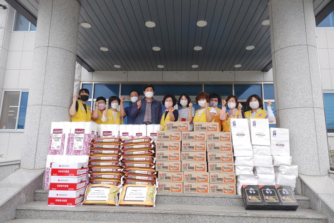 적십자감포단위봉사회 회원들이 오는 추석 명절을 맞이해 1일 감포읍 20여 가구에 쌀, 라면, 김 등 생필품을 전달했다