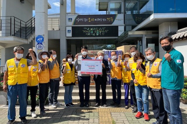 8일 경주시 외동읍 지역 업체인 대현공업(주)에서 이웃사랑을 실천하기 위한 300만 원 상당의 생필품을 기탁하고 있다.