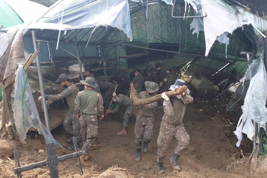 육군 50사단 장병들이 수해복구하고 있는 모습