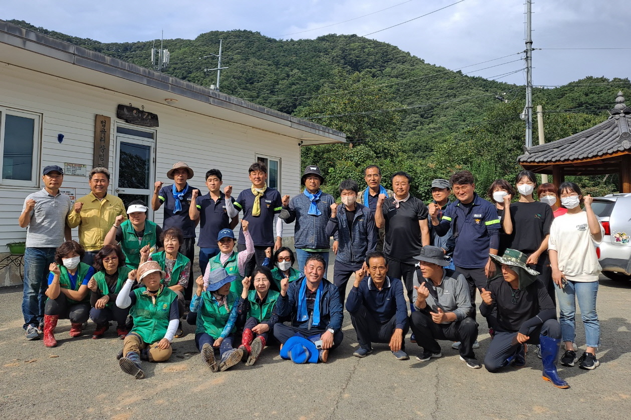 13일 태풍 피해복구에 나선 감포읍 행정복지센터 직원과 자생단체 모습
