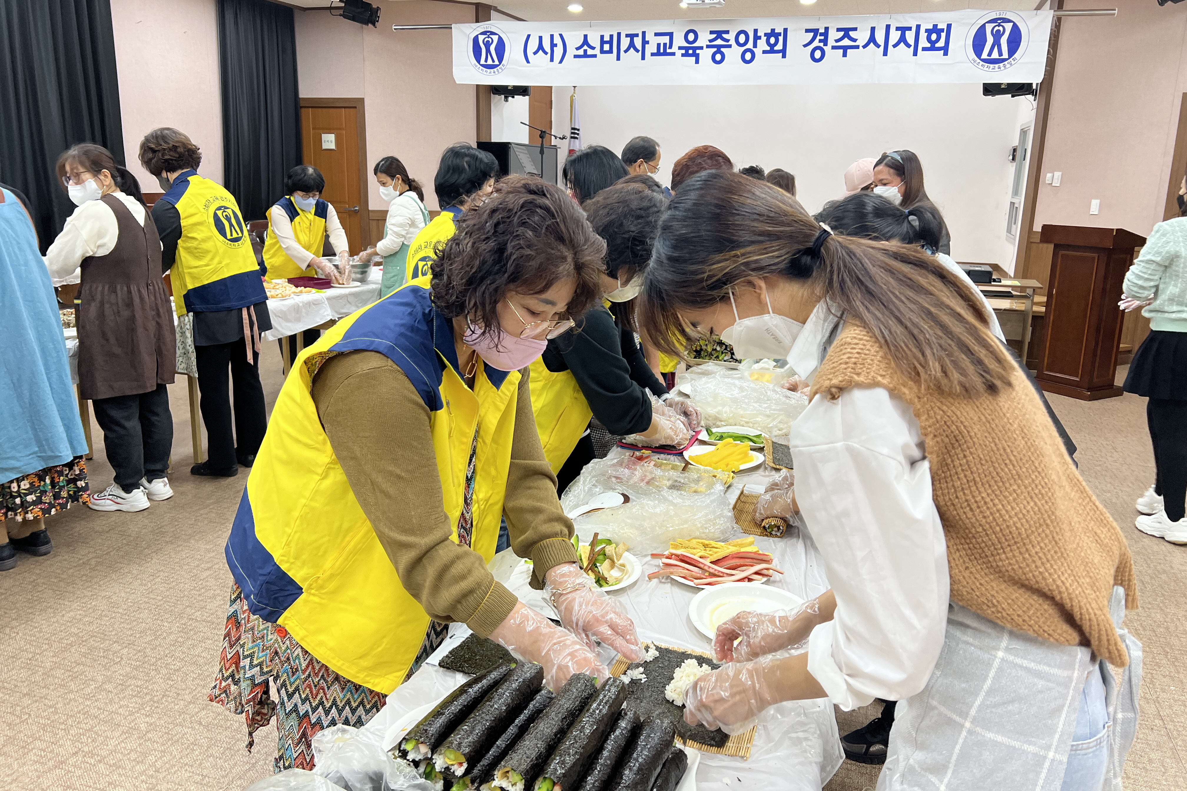 21일 경주문화원 안강교육장에서 진행된 다문화 가정과 함께하는 요리교실 모습