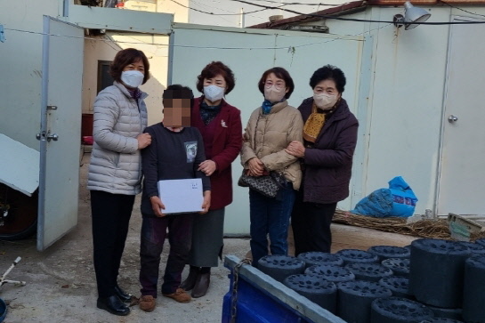 (사)소비자교육중앙회 경주시지회 회원들이 28일 겨울을 맞아 안강읍 저소득 취약계층 가구를 방문해 떡국 떡과 연탄을 전달하며 기념촬영하고 있다.