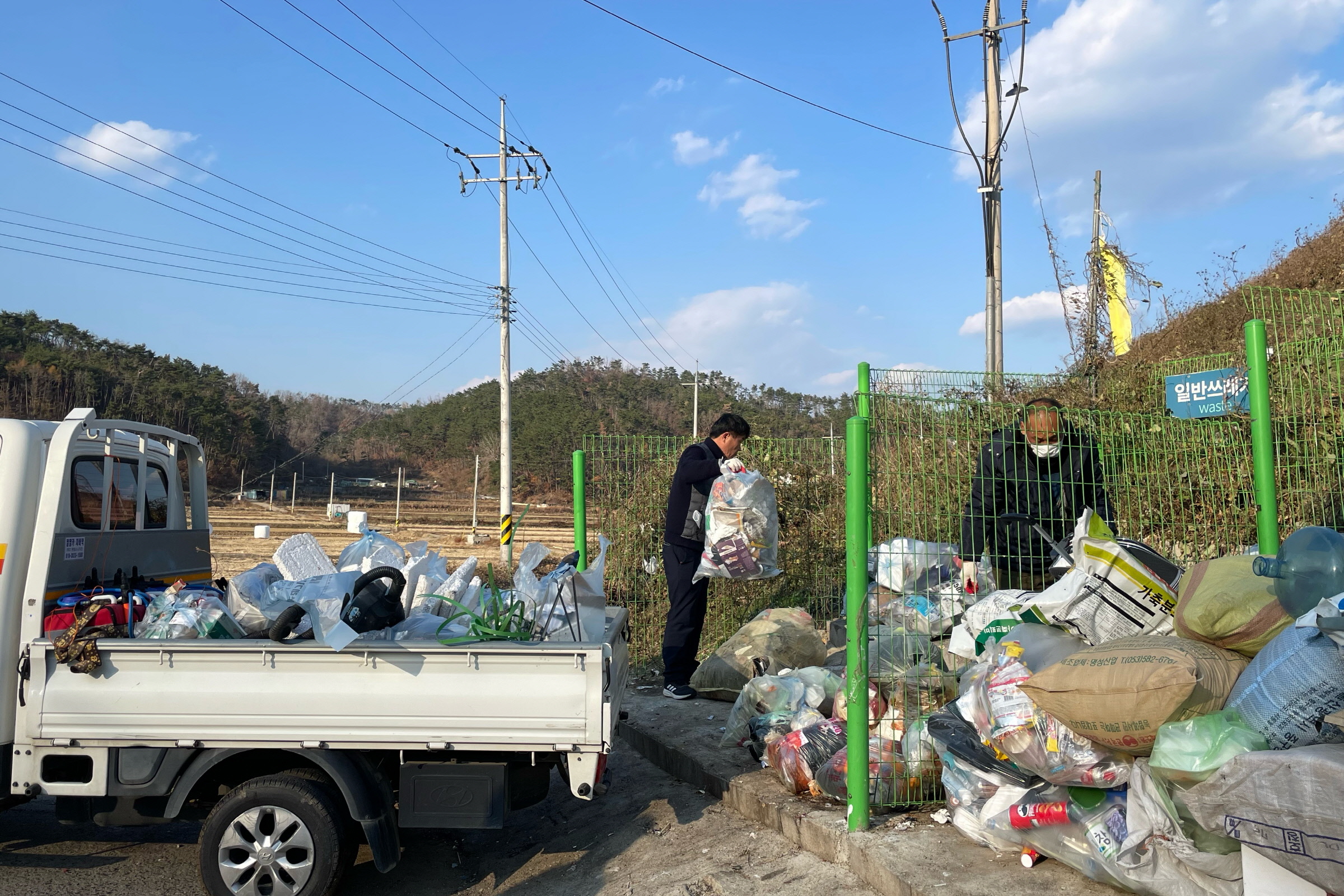 경주시 양남면행정복지센터 직원들이 지난 6일 쓰레기 집하장를 청소하고 있는 모습