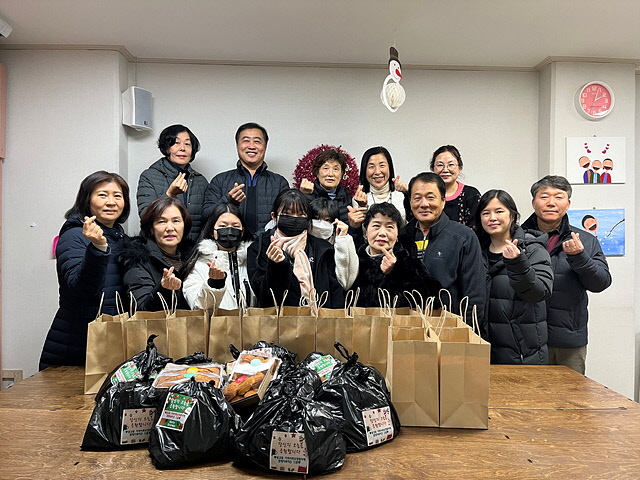 8. 17일 용강지역아동센터 아동, 참새미복지단 위원들, 쿠키와 김장김치 꾸러미를 대상가구 전달하기 전 기념촬영을 하고 있는 모습.jpg