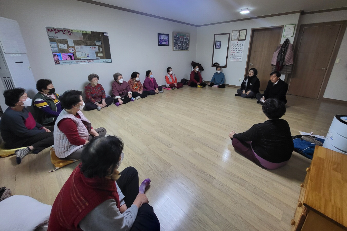 6. 김은락 경주시 동천동장은 5일 소금강경로당을 방문해 어르신들에게 새해 인사를 드리며, 소통시간을 가지고 있는 모습