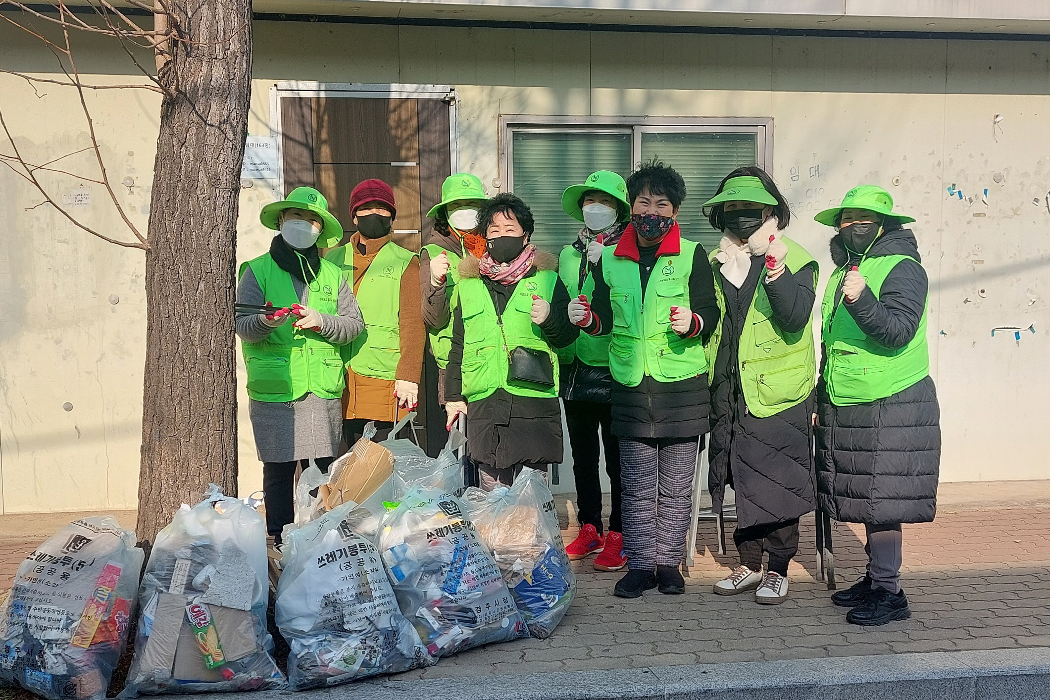 8. 경주시 선도동 자연보호협의회, 18일 설맞이 환경정화활동 실시하며 기념촬영을 하고 있는 모습.jpeg