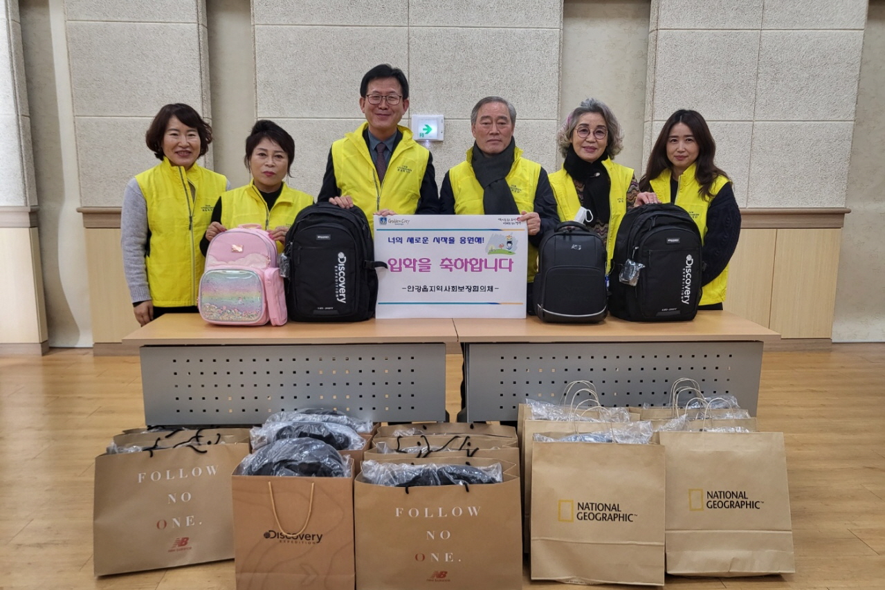 안강읍 지역사회보장협의체, 저소득 가정 초·중·고 입학생 18명에게 책가방 전달