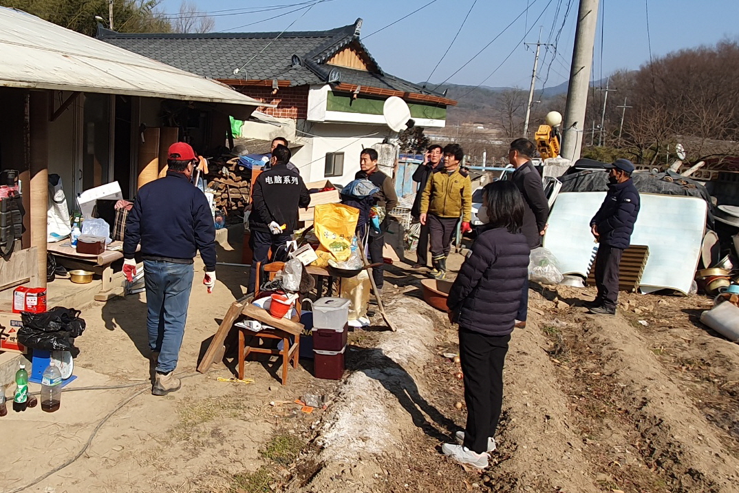 1. 경주시 서면 지역사회보장협의체, 8일 주거환경 개선 봉사활동을 펼치고 있는 모습.jpg