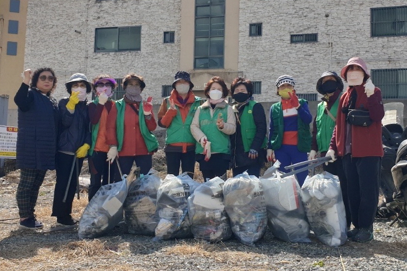 3. 경주시 황성동 새마을부녀회, 15일 봄맞이 환경정비 실시한 후 기념촬영을 하고 있는 모습.JPG