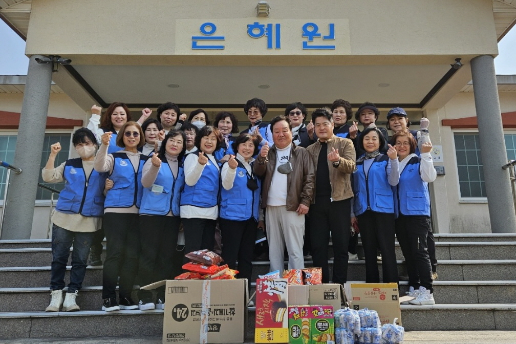 4-1. 한국자유총연맹경주시지부 안강부녀회, 지난 7일 장애인복지시설인 은혜원을 방문해 기념촬영을 하고 있는 모습.jpg