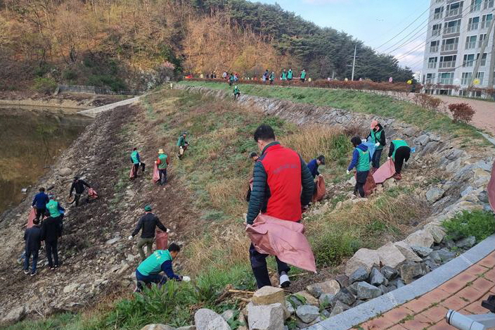 1-2. 2일 경주시 용강동 승삼마을 구곡저수지 일원에서 열린 봄맞이 대청소 행사에 참여하고 있는 모습.jpg