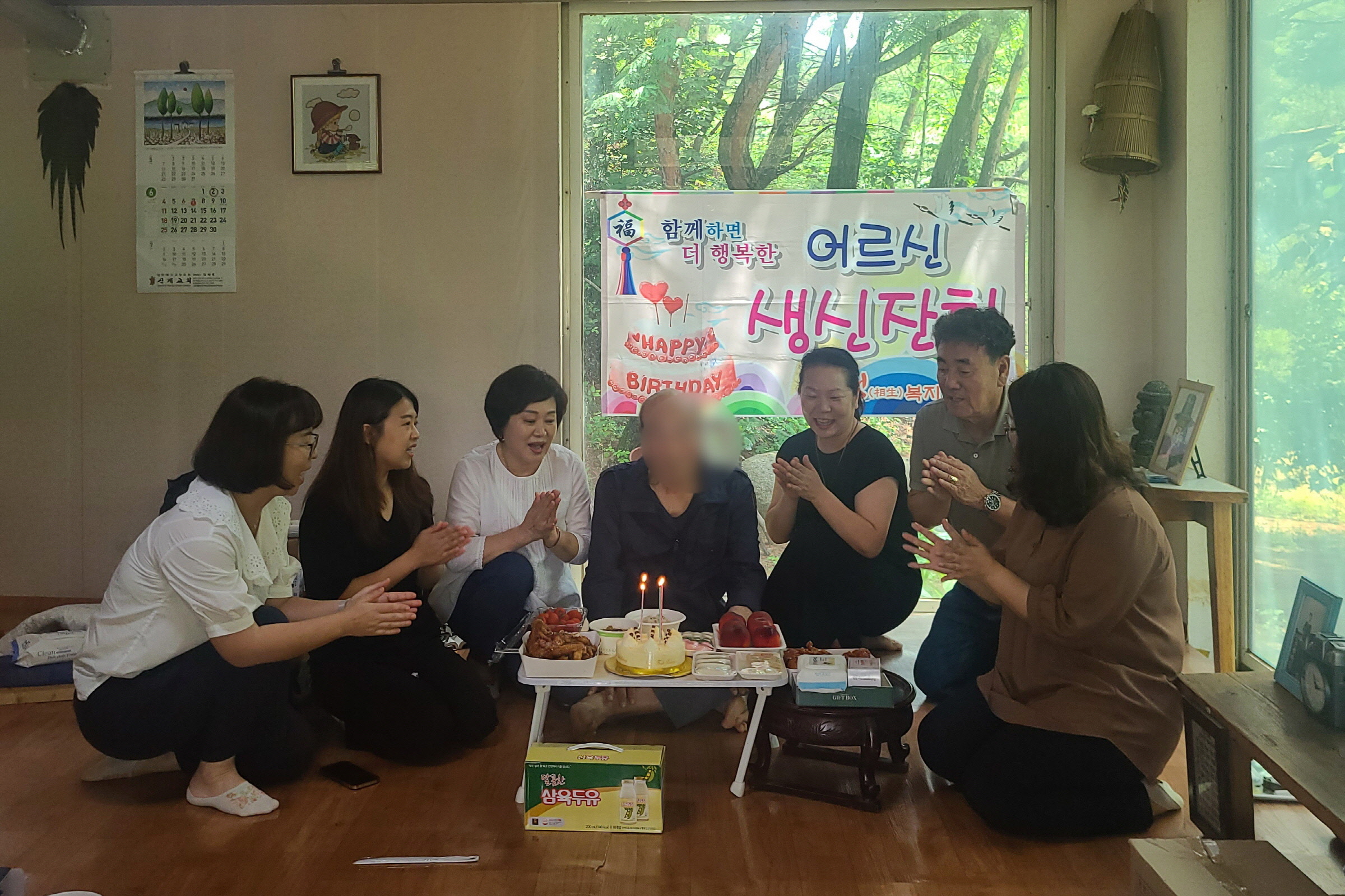 6. 경주시 외동읍 지역사회보장협의체는 28일 6월에 생일을 맞이한 홀로 어르신 댁을 직접 찾아가 생신잔치를 진행하고 있다.JPG