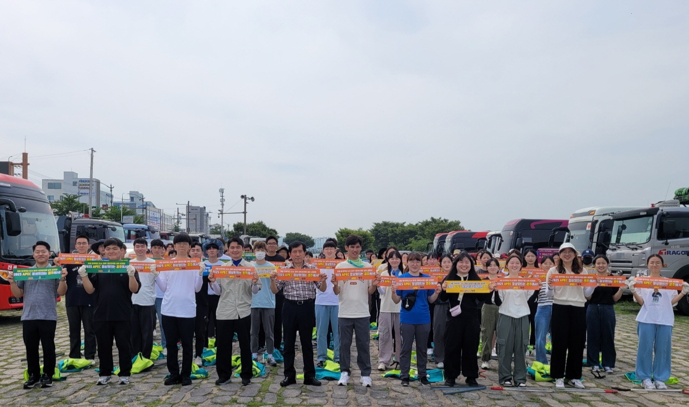 1-2. 하나님의 교회 직장인 봉사단체 ‘아세즈와오’가 2일 환경정화 운동을 전개하기 전에 2025 APEC 정상회의 경주시 유치를 위한 지지 퍼포먼스를 펼치고 있다.jpg