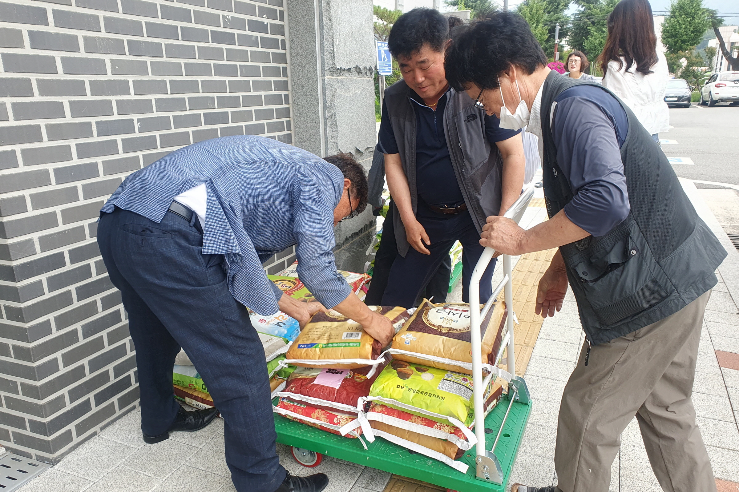 화랑고속관광(주), 경주 건천읍에 차고지 개소식 쌀 화환 기탁