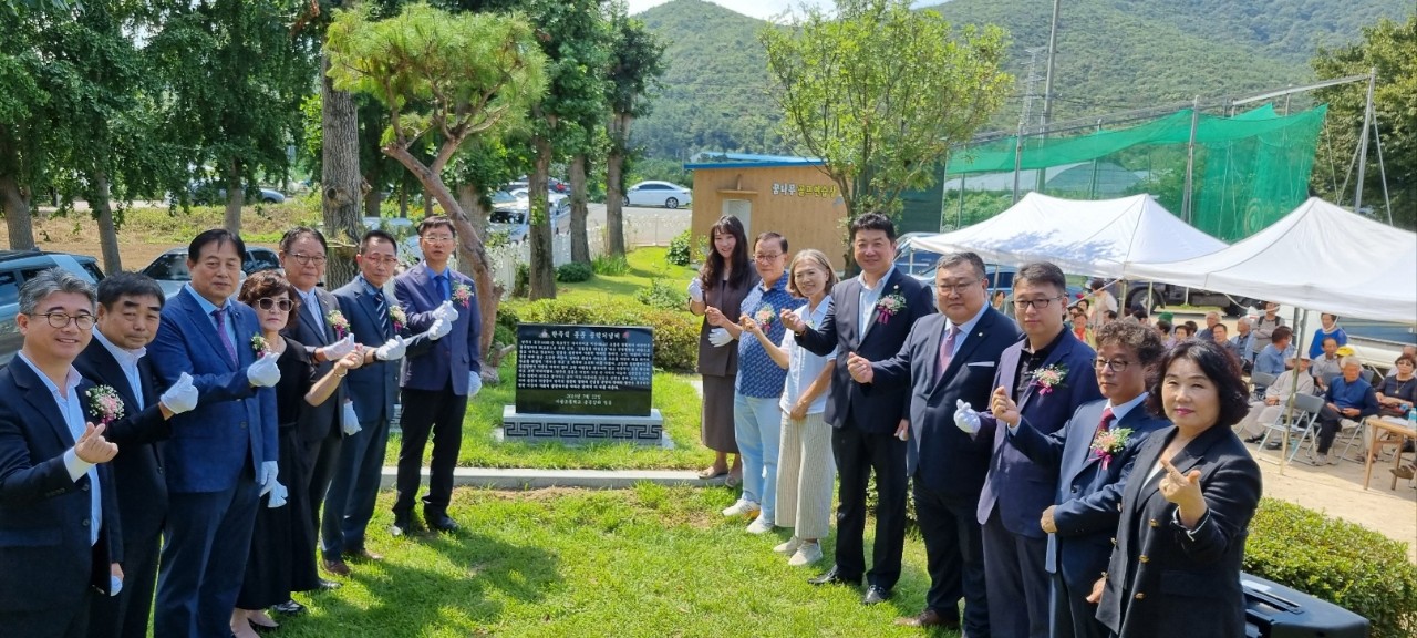 지난 10일 안강읍 사방초등학교에서 한주식 동문 공덕기념비 제막식을 가졌다.