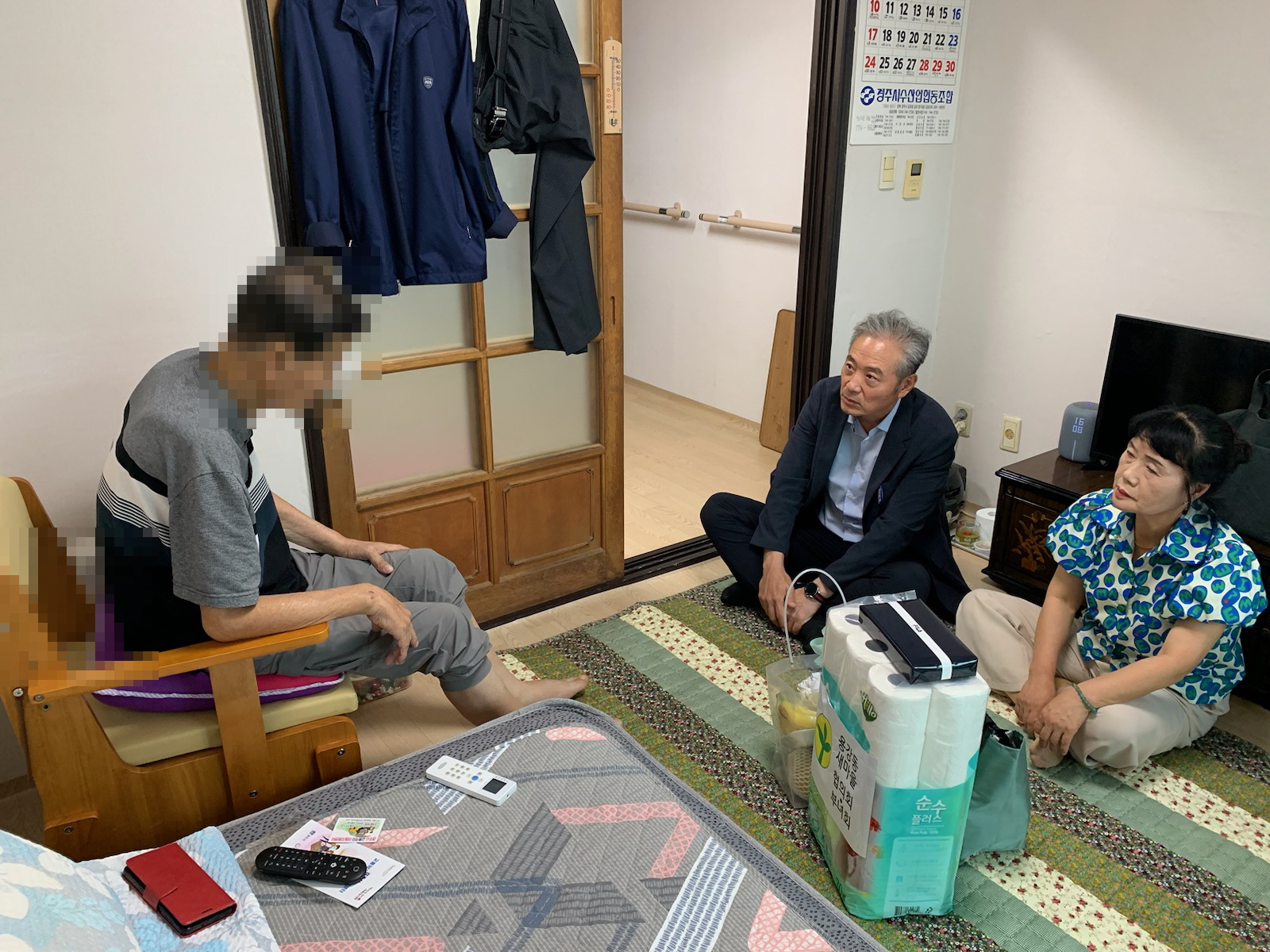 지난 13일 용강동 행정복지센터에서 건강을 회복한 어르신 댁을 방문해 안부를 확인하고 있다.