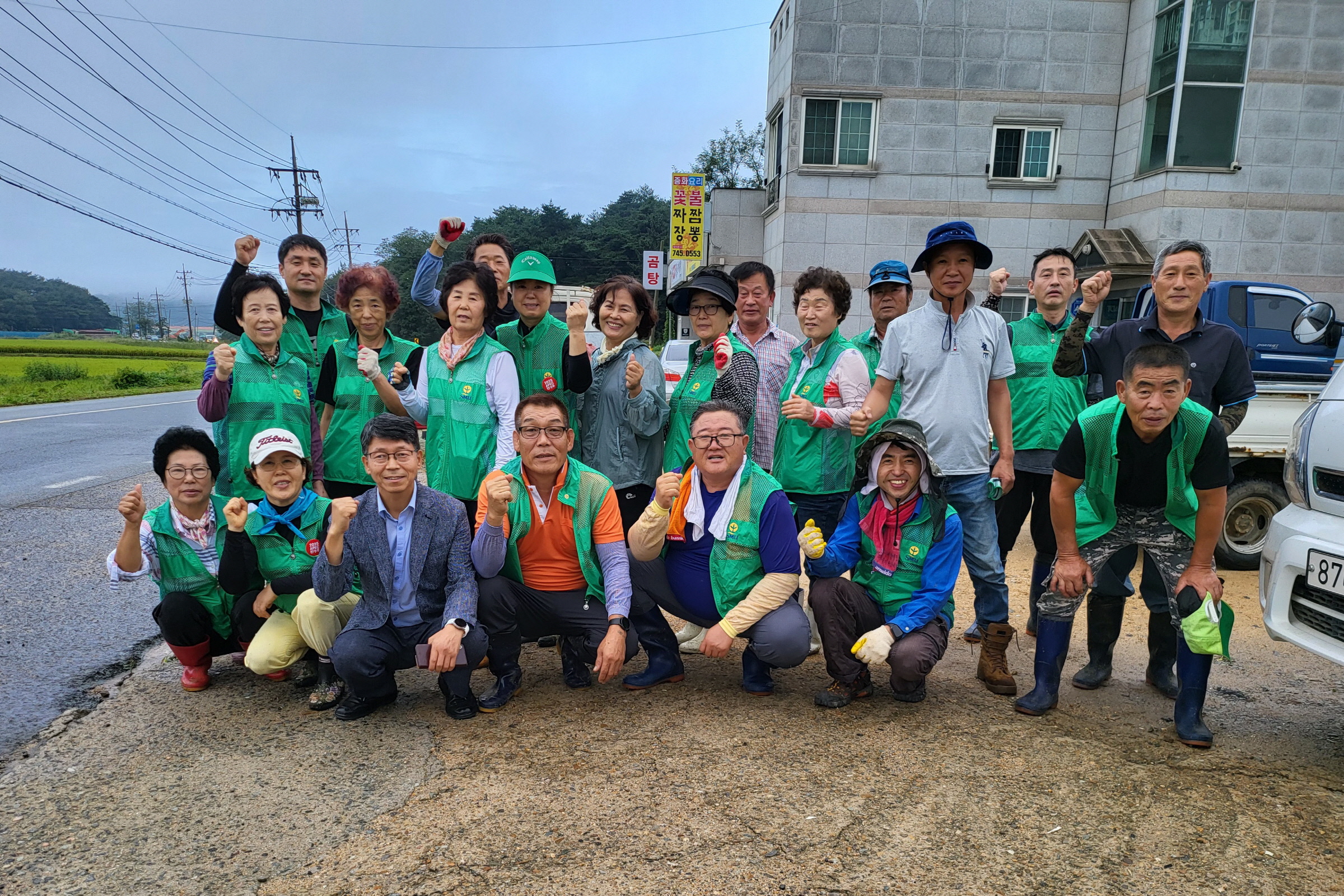 지난 18일 천북면 새마을회에서 추석맞이 천북면 동산리 도로변 풀베기 작업에 나섰다.