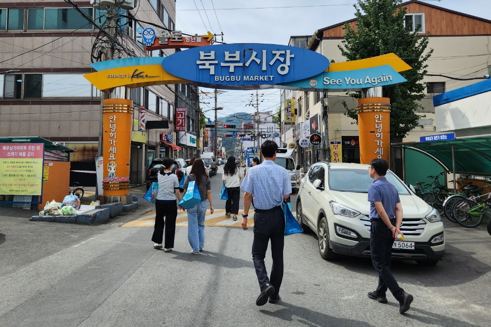지난 19일 성건동 행정복지센터에서 추석맞이 전통시장 장보기 행사를 실시했다.