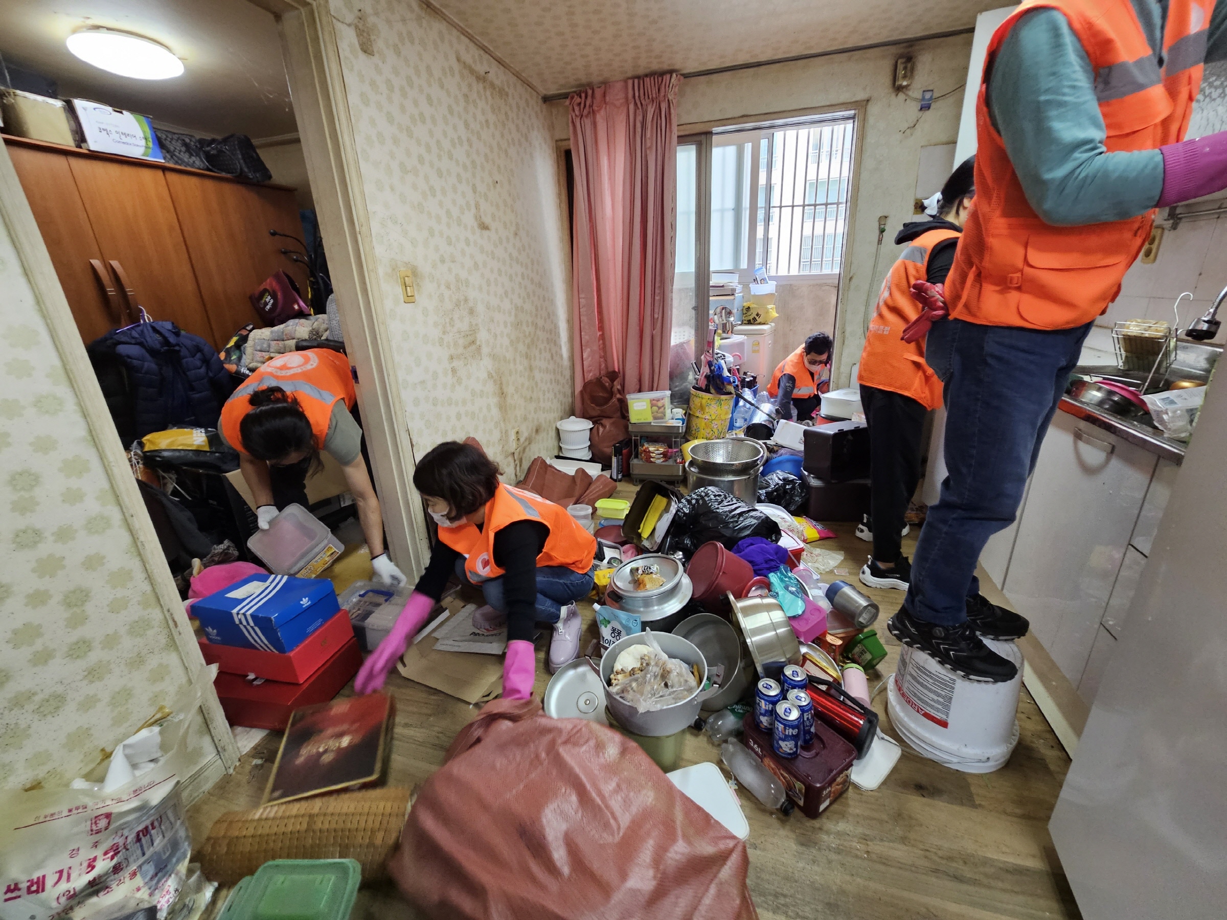 지난 4일 경주3040 희망사다리클럽에서 안강읍 저소득 취약계층 2세대에 주거환경개선을 위한 청소 및 집수리를 실시했다