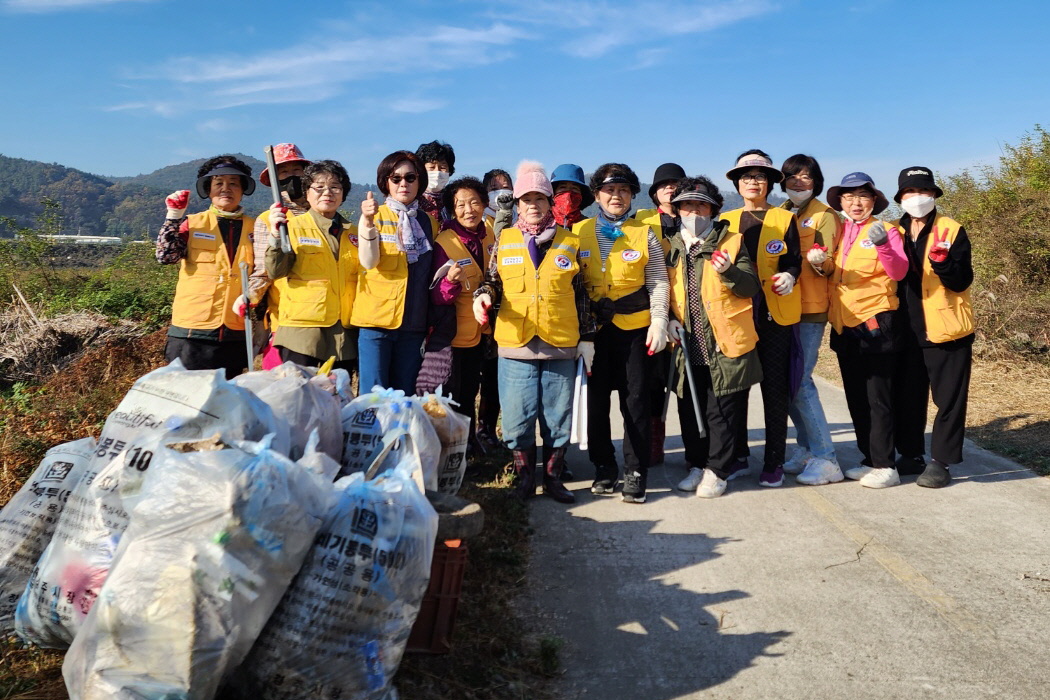 지난 9일 강동면 생활개선회와 적십자봉사회 회원 40여 명이 지역 내 형산강 일대 가을맞이 환경정비를 실시했다.