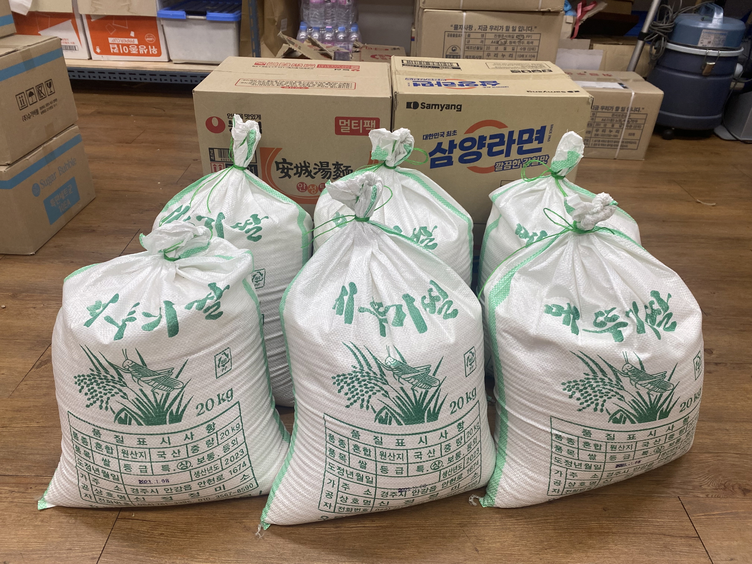 지난 15일 미래사무용가구 김원효 대표가 용강행복창고에 쌀 120kg과 라면 4박스를 기부했다.