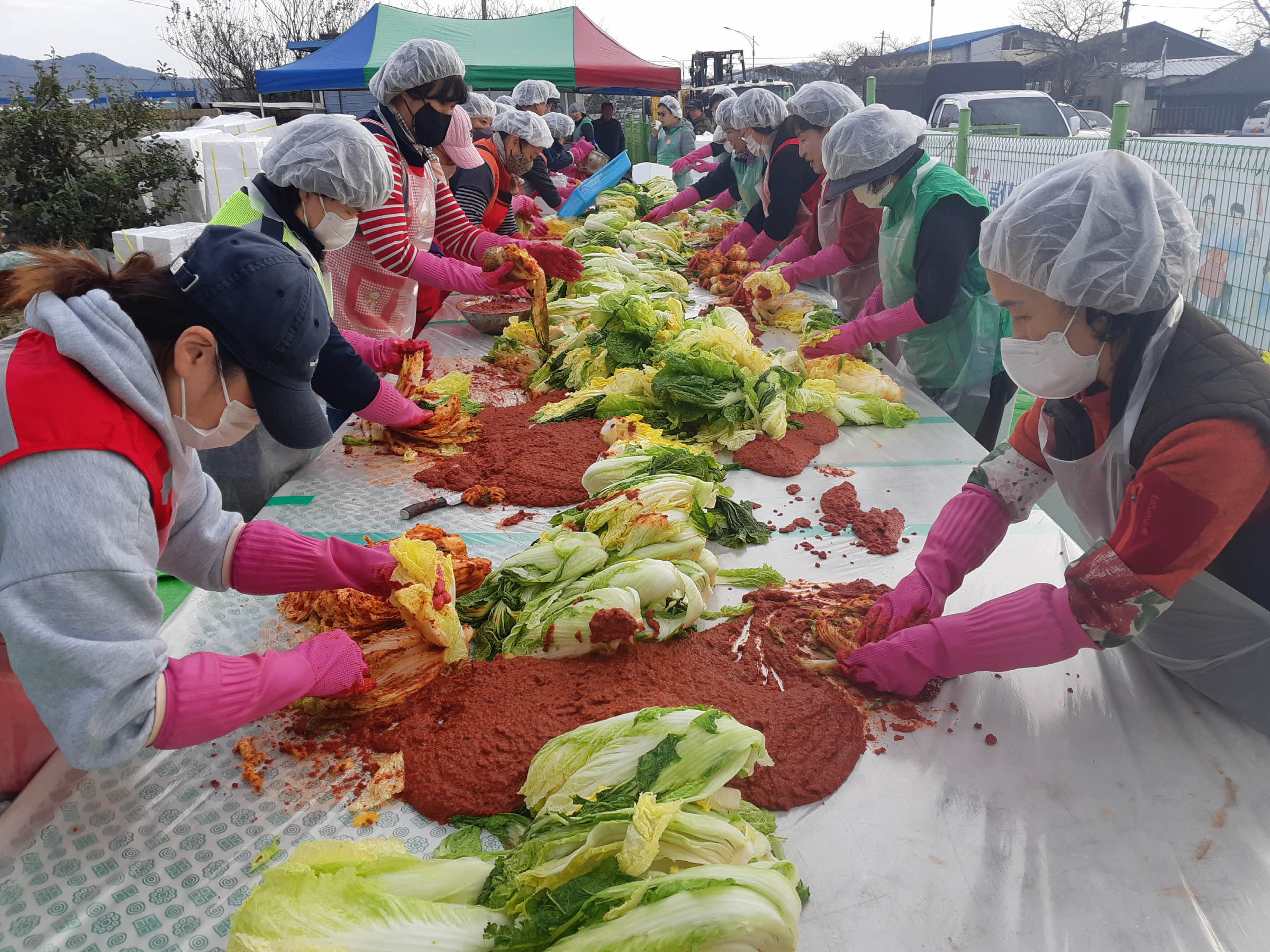 지난 27일 화전마을 꽃두레 외 8개 단체에서 ‘2023년 사랑의 김장나눔 동고동락 프로젝트’를 통해 김장김치 100박스를 안강읍에 기부했다.