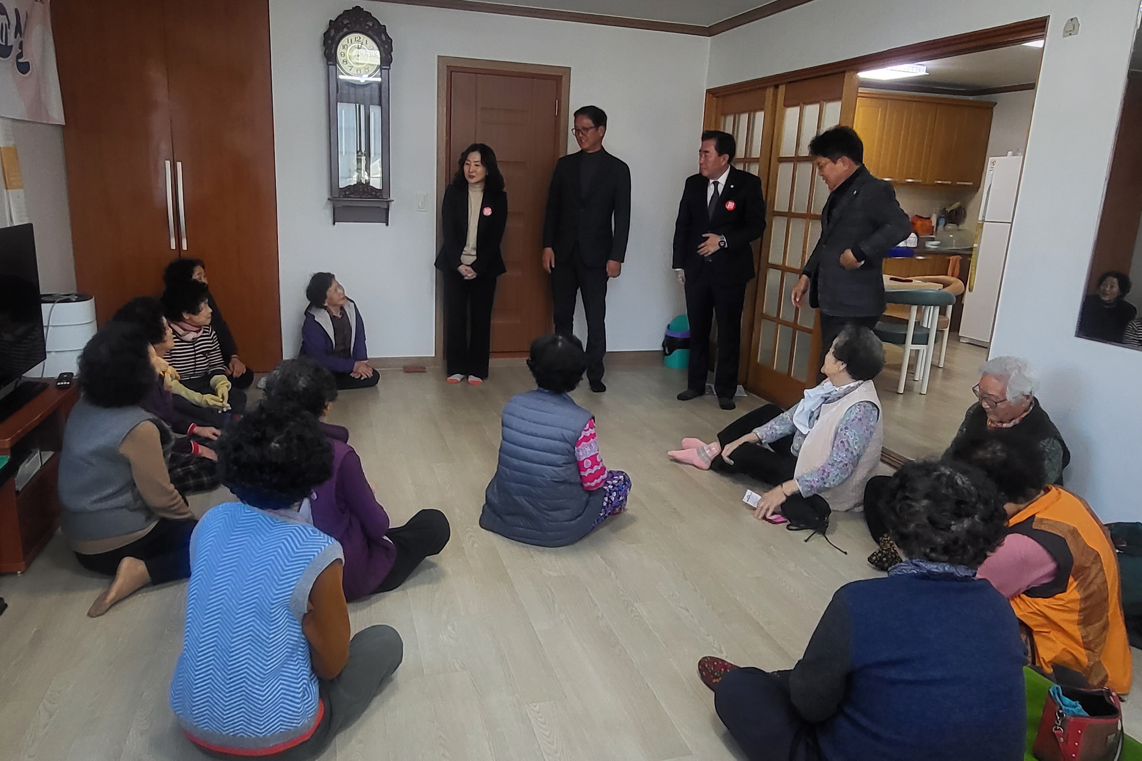지난 4일 윤회순 신임 동천동장이 관내 18개 경로당을 방문해 부임인사 및 새해인사를 드렸다.