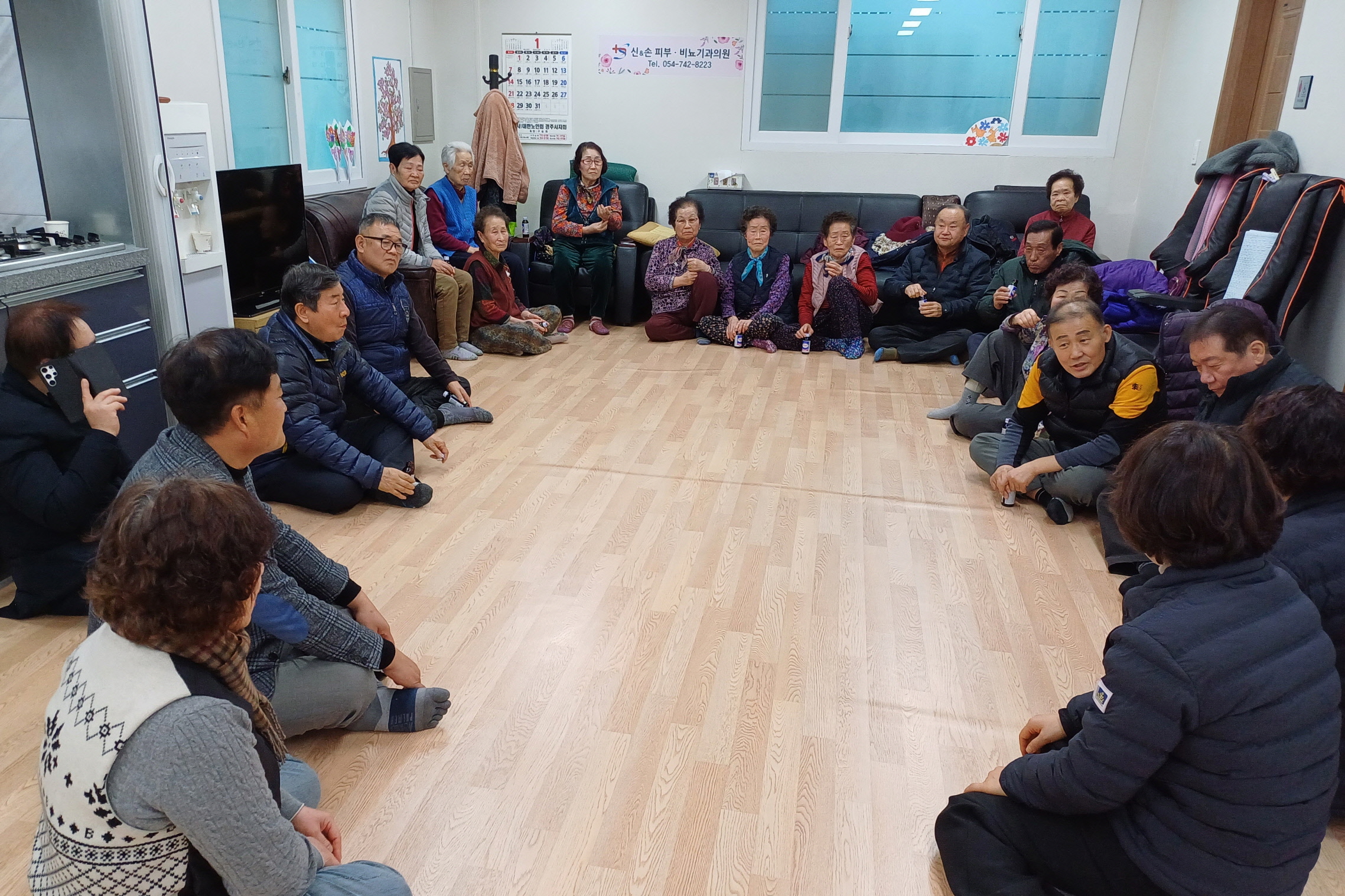 지난 8일 최미리 황오동 신임동장이 지역 내 경로당 8곳을 방문해 취임인사와 함께 새해맞이 안부를 전하는 시간을 가졌다.