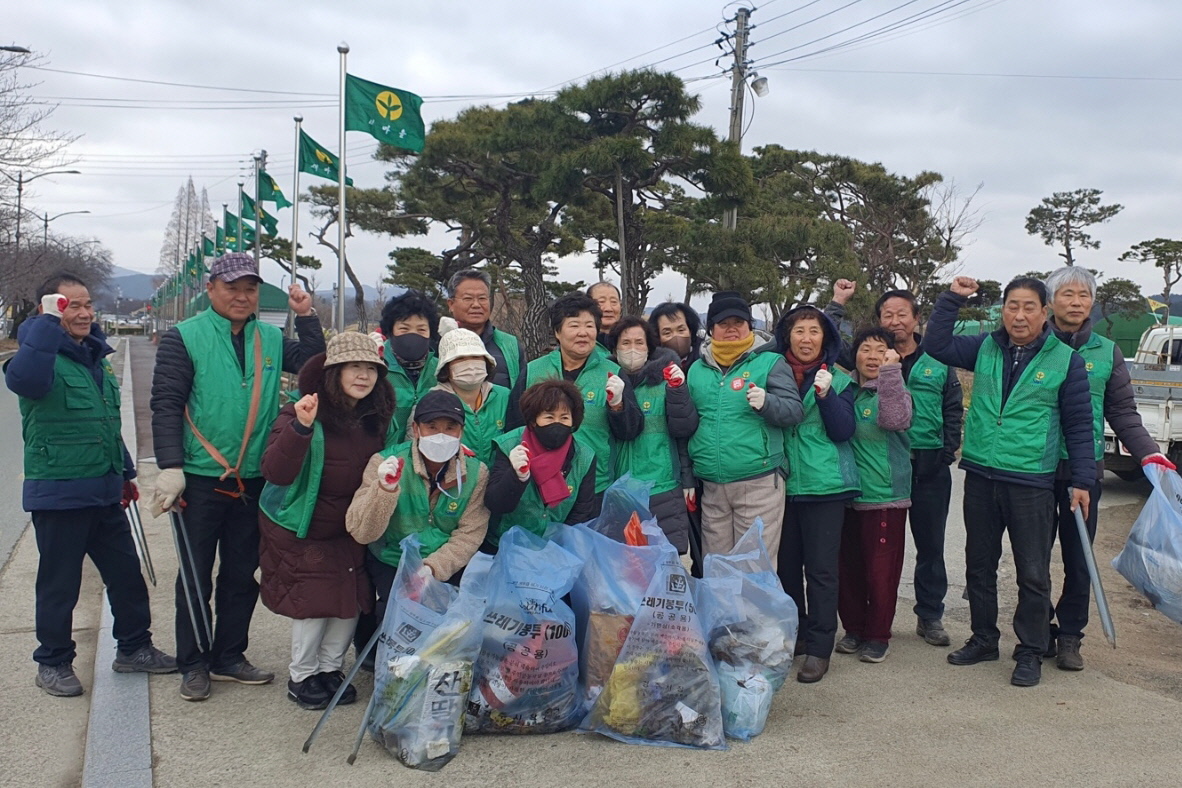 지난 19일 황남동 새마을회에서 새해를 맞아 황리단길과 첨성로 일원에 환경정비를 실시했다.