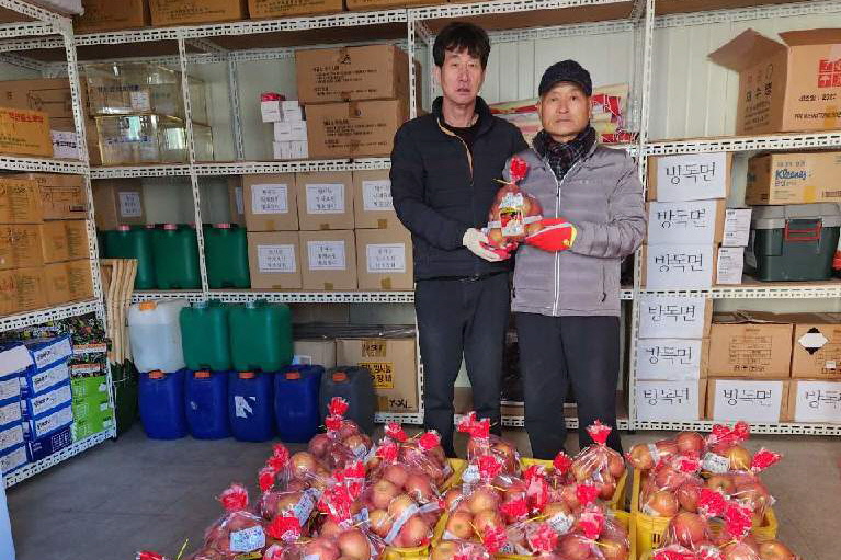 지난 24일 문무대왕면에서 수월산농장을 운영하는 이범용 농민이 지역 내 어려운 이웃을 위해 사과 400kg을 기탁했다.
