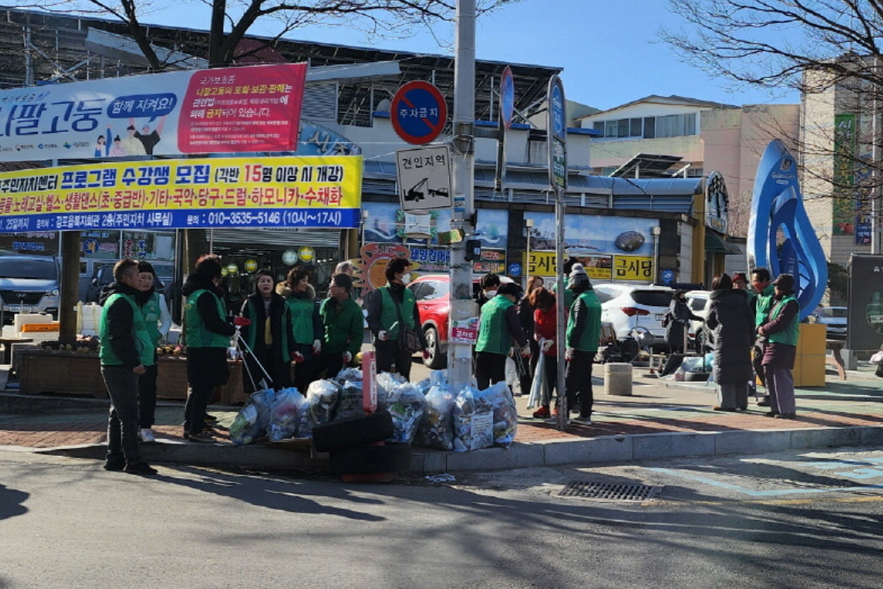 지난 25일 감포읍 자생단체와 직원 등 약 50여 명이 참여해 설맞이 환경정비를 실시했다.