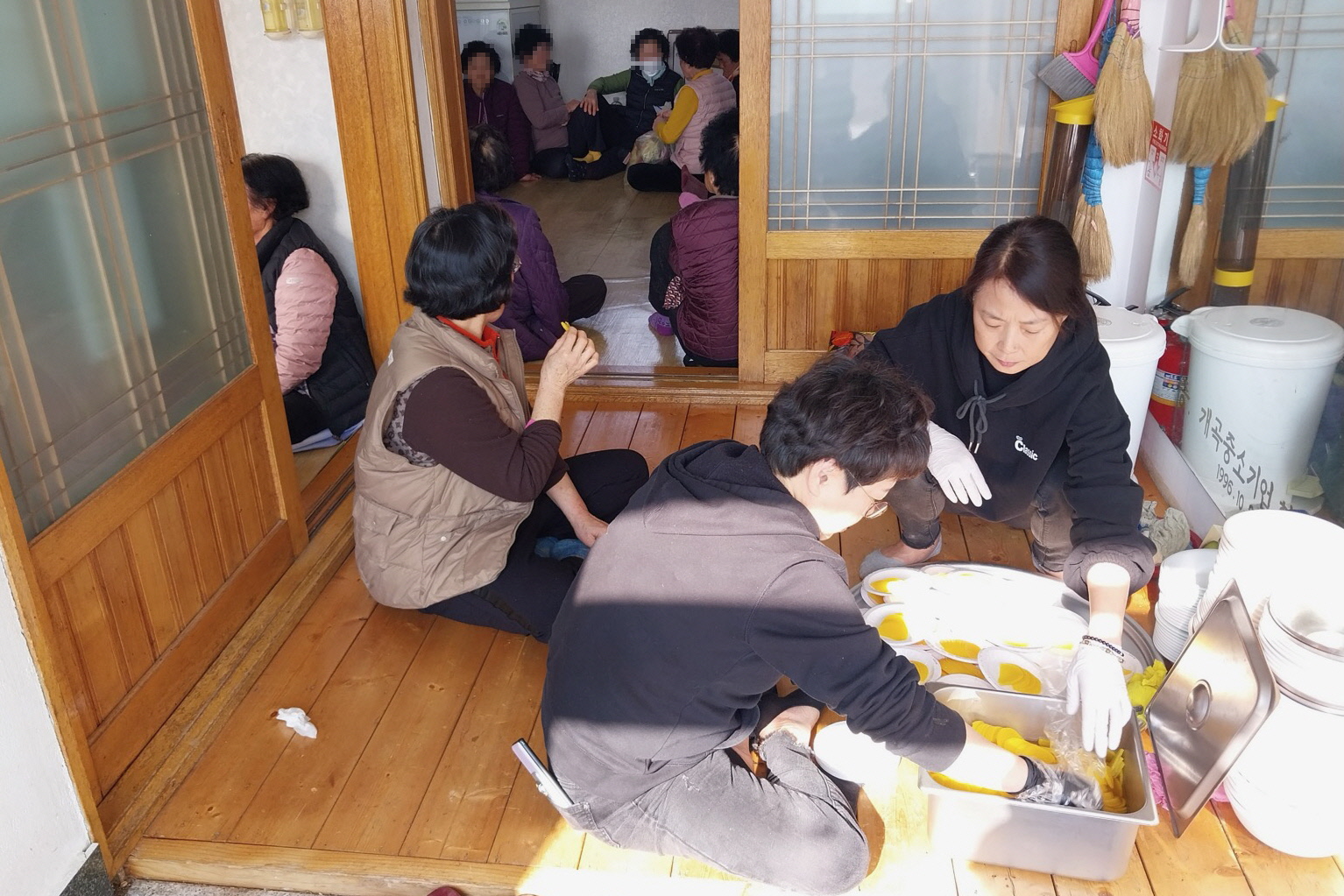 지난 30일 외동읍 한식당 ‘청풍명월’에서 개곡1리 마을 어르신들에게 자장면 120그릇을 나누는 봉사활동을 실시했다.