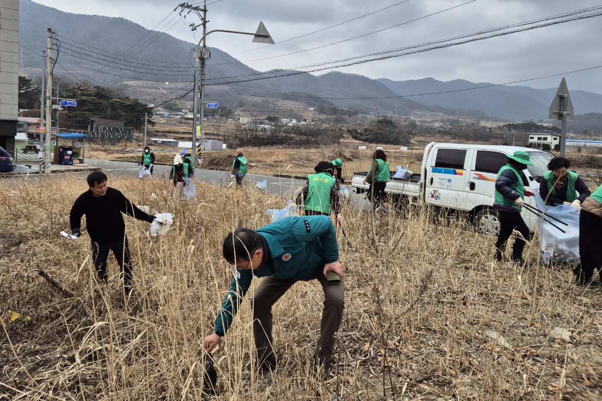 지난 1일 선도동 행정복지센터에서 자생단체들과 직원들이 참여해 설맞이 환경정비를 실시했다.