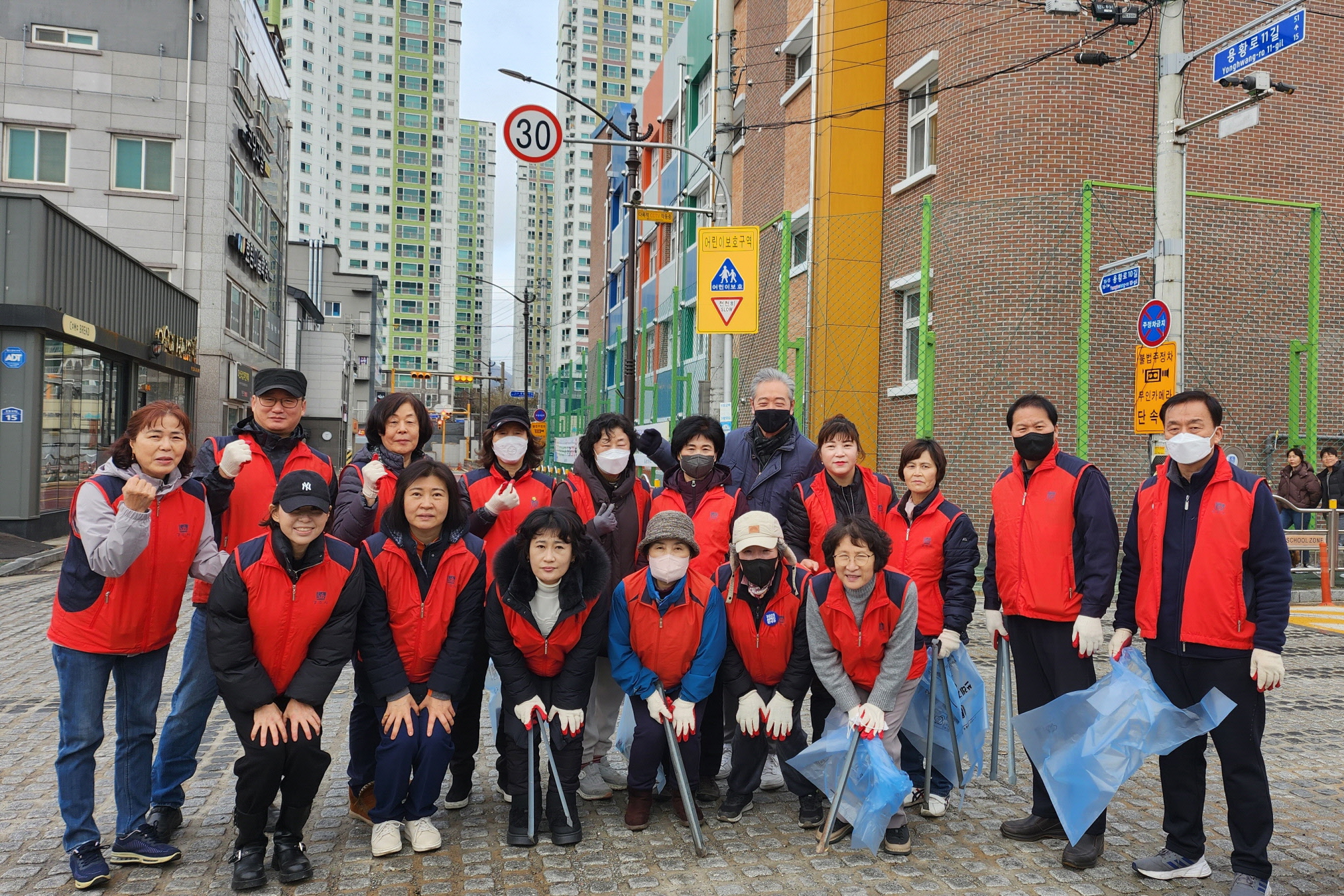 지난 3일 용강동에서 자생단체 회원 160여 명이 참여해 용강 신도시 일원 설맞이 환경정비를 실시했다.