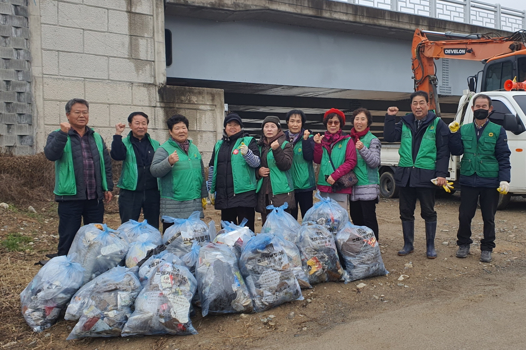 지난 6일 황남동 새마을회에서 경주IC 일대에 설맞이 환경정비를 실시했다.