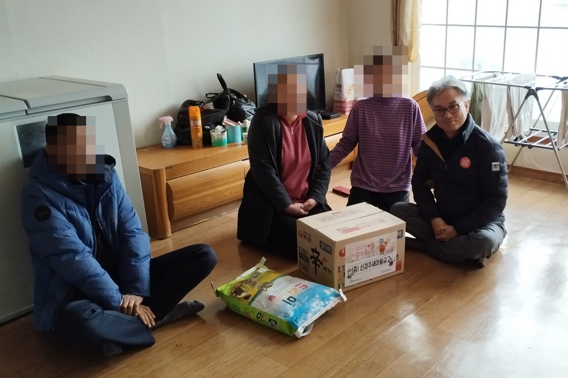 지난 6일 김종순 건천읍장이 설 명절을 맞아 복지대상자 가정을 방문해 식료품을 전달했다.