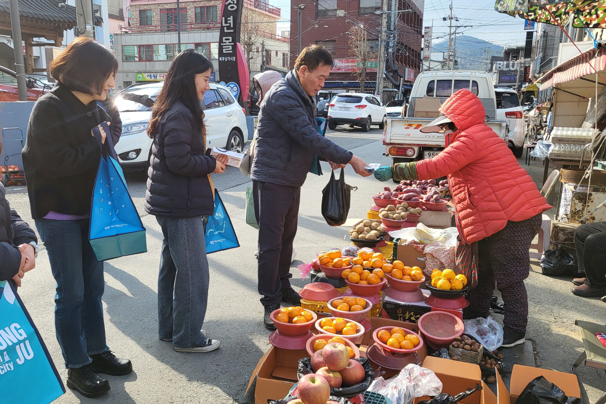 지난 7일 성건동 행정복지센터에서 설 명절을 맞아 북부시장을 찾아 전통시장 장보기 행사를 실시했다.