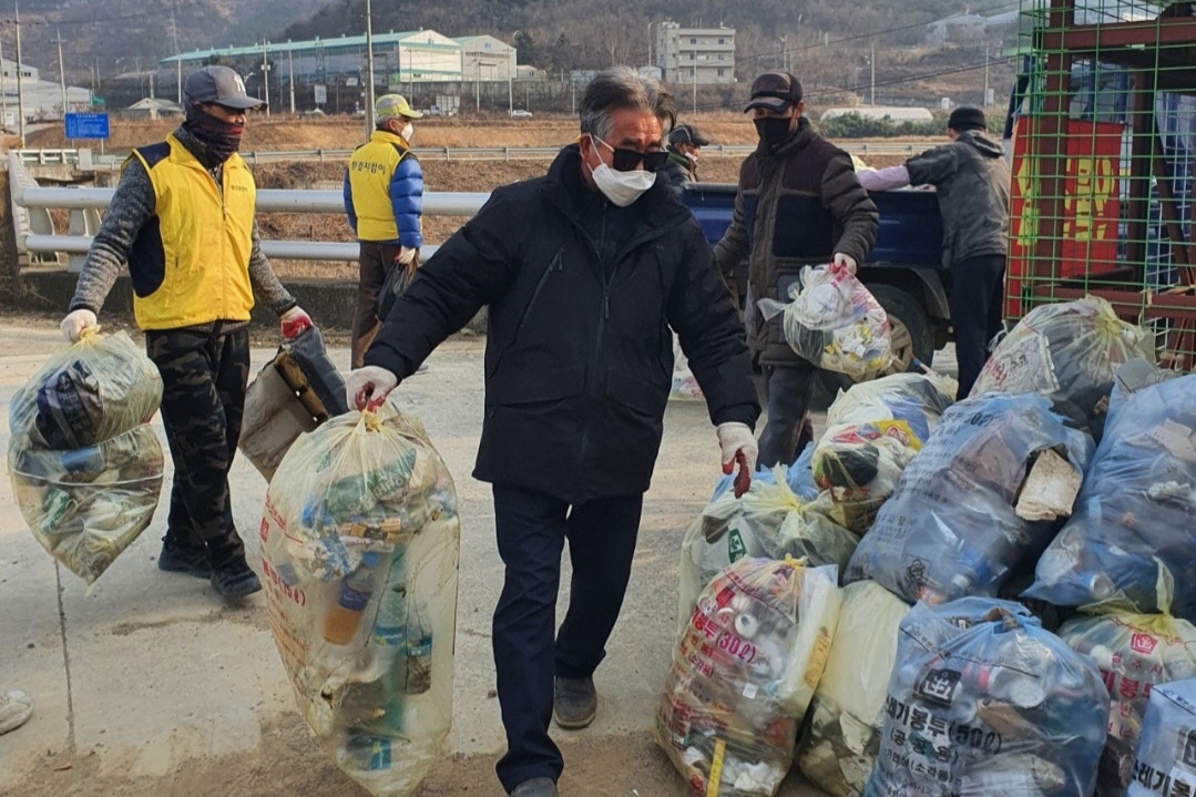 경주시 강동면 이장협의회에서 주민들과 함께 설 전후 환경정비를 실시했다.