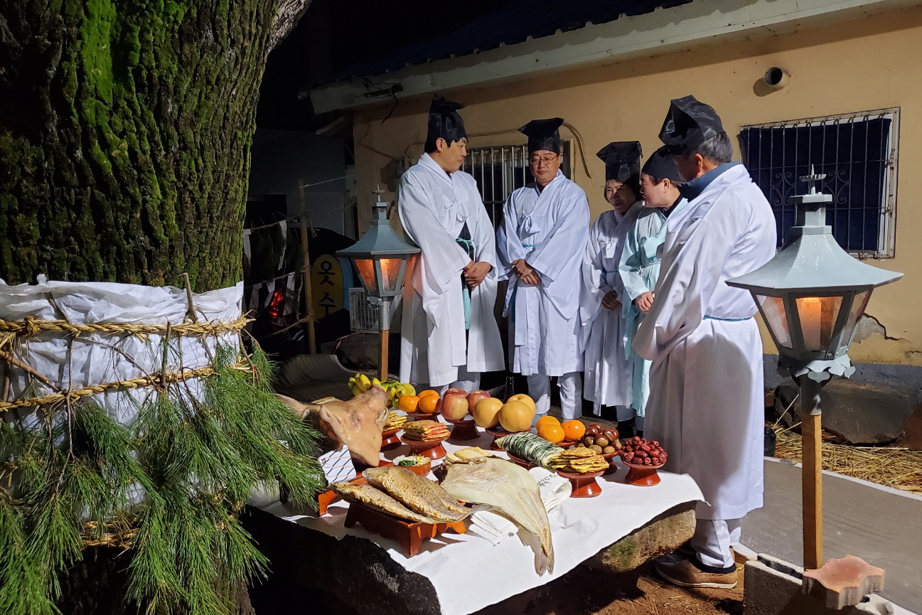 지난 24일 황오동 행정복지센터와 황오동 발전협의회 주관하에 제38회 황오 동제를 거행했다.