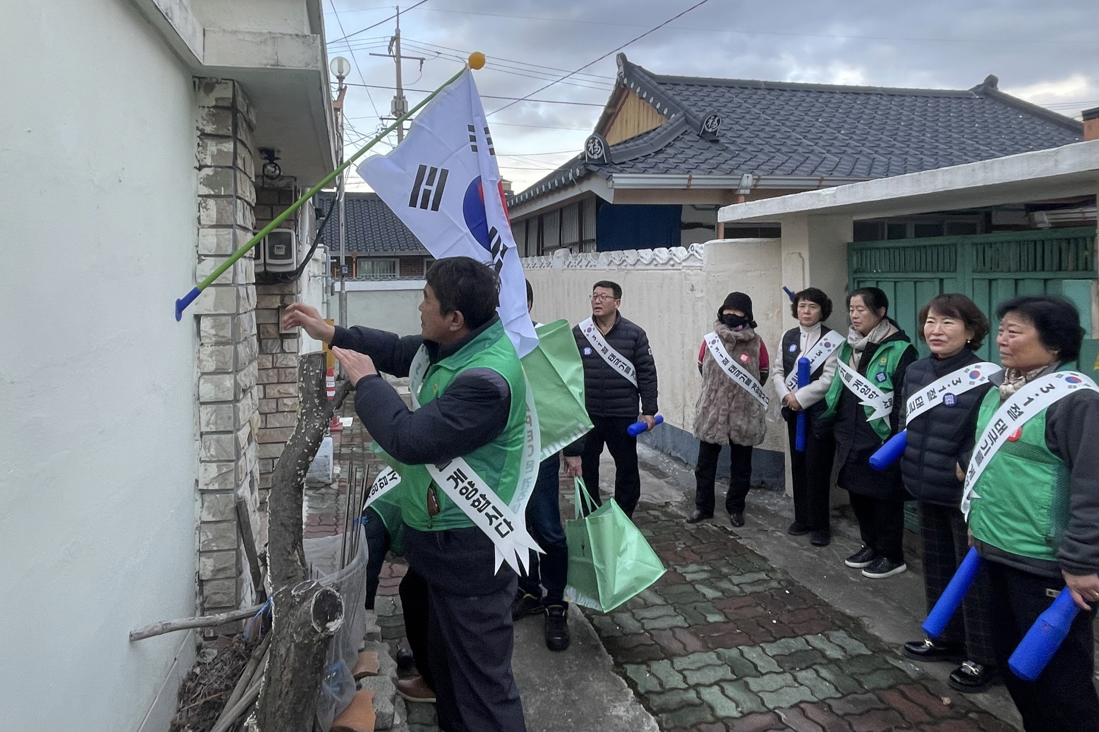 지난 27일 황오동에서 황오동 새마을회와 함께 제105주년 3·1절을 맞이해 나라사랑 태극기 달기 캠페인을 실시했다.