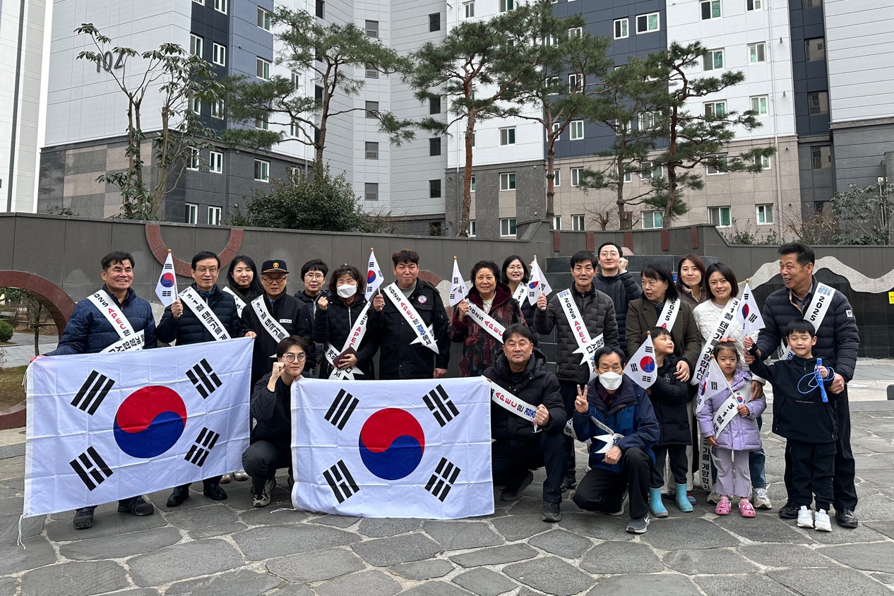 지난 28일 현곡면 행정복지센터에서 현곡푸르지오 주민들과 함께 3·1절 나라사랑 태극기 달기 캠페인을 전개했다.