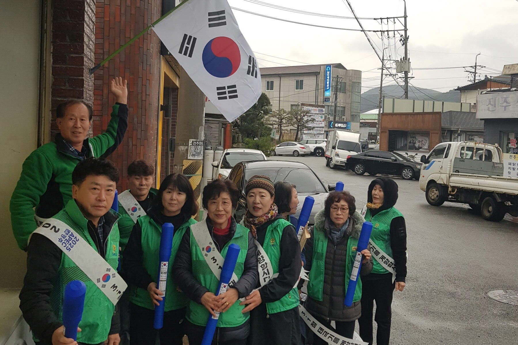 문무대왕면에서 관내 자생단체들과 함께 3·1절 태극기 달기 캠페인과 APEC 정상회의 경주 유치를 위한 홍보활동을 진행했다.