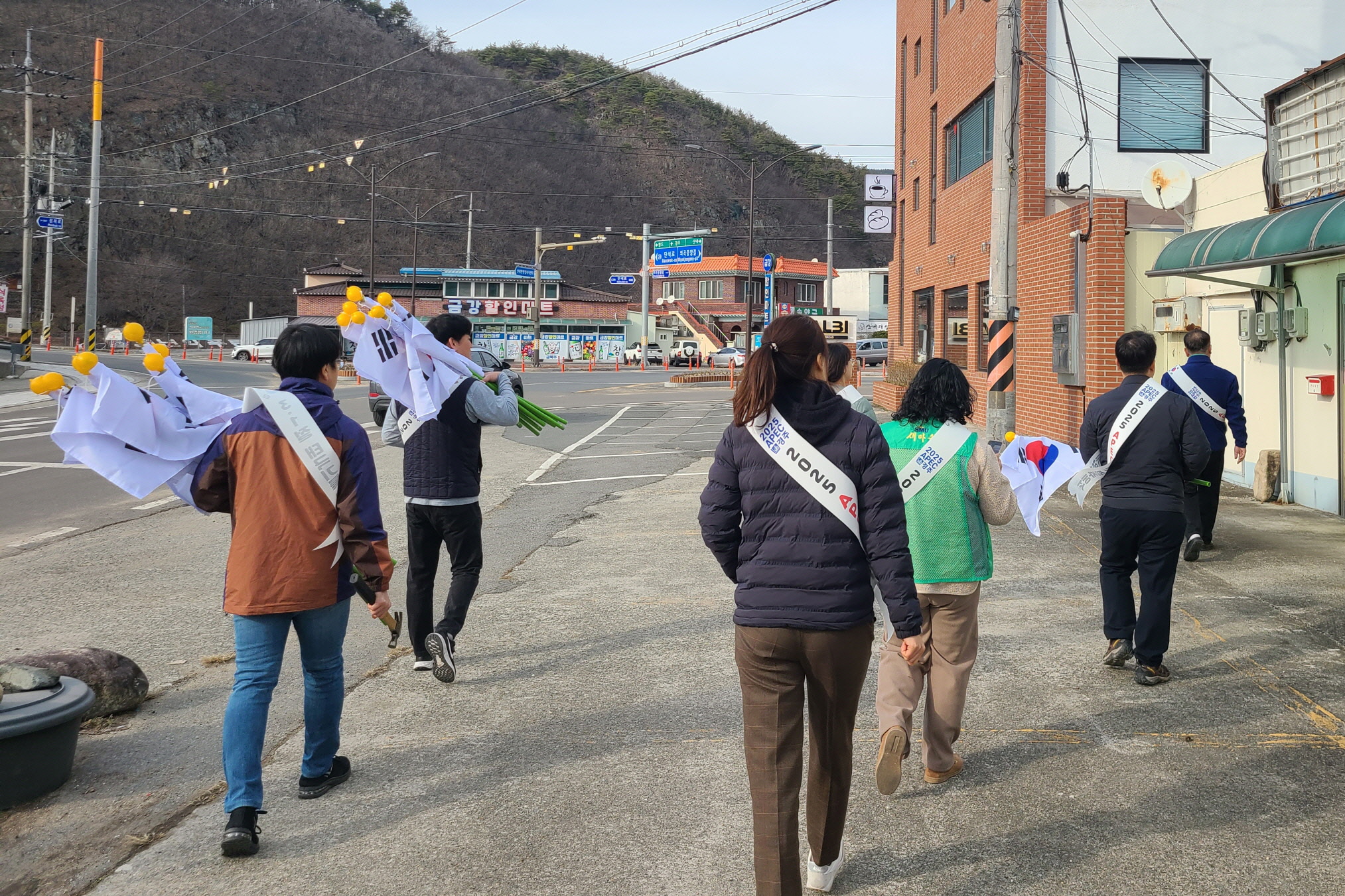 지난달 28일 산내면 새마을회 주관으로 제105주년 3·1절 맞이 나라사랑 태극기 달기 캠페인을 실시했다.