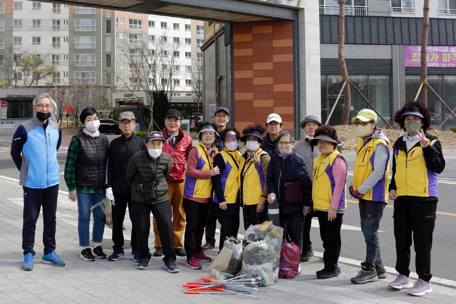 지난 12일 경주두산위브트레지움 경로당에서 환경정비 활동을 통한 지역사랑 활동에 앞장섰다.